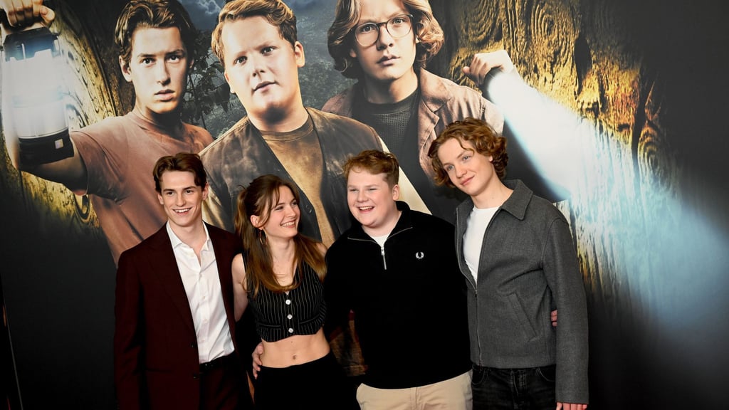 Die Schauspieler Nevio Wendt (l-r), Momo Beier, Julius Weckauf und Levi Brandl bei der Premiere.