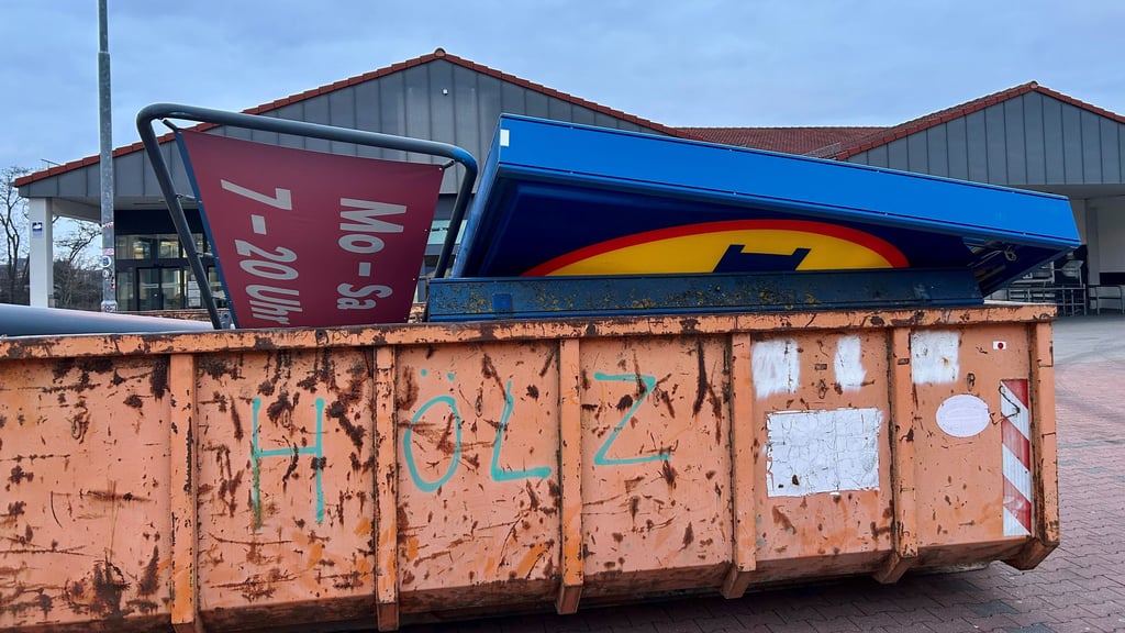 Das große „Lidl“-Schild des früheren Markts in der Straße des Friedens in Merseburg wurde bereits abmontiert.