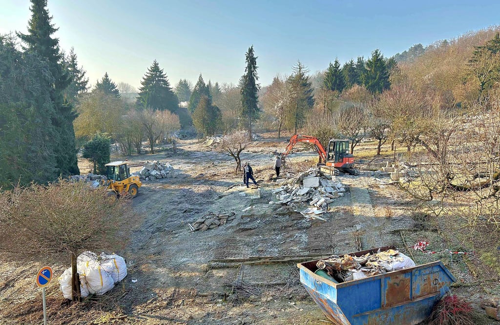 Am Jochachimsberg in Bad Kösen sollen Eigenheime entstehen. Der Eigentümer der Fläche hat deshalb diese freischneiden  und alte Lauben abreißen lassen.  Ging das über das Erlaubte hinaus?