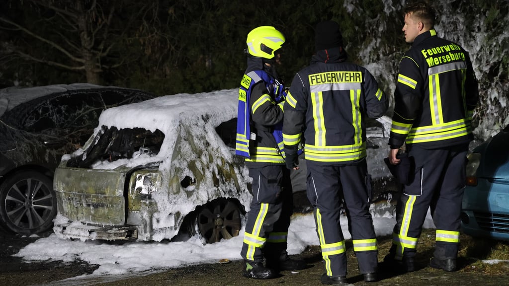 Kurz nach 1 Uhr wird die Nacht in Merseburg jäh unterbrochen: In der Goethestraße brennt ein Auto komplett aus, zwei weitere Pkw werden in Mitleidenschaft gezogen.