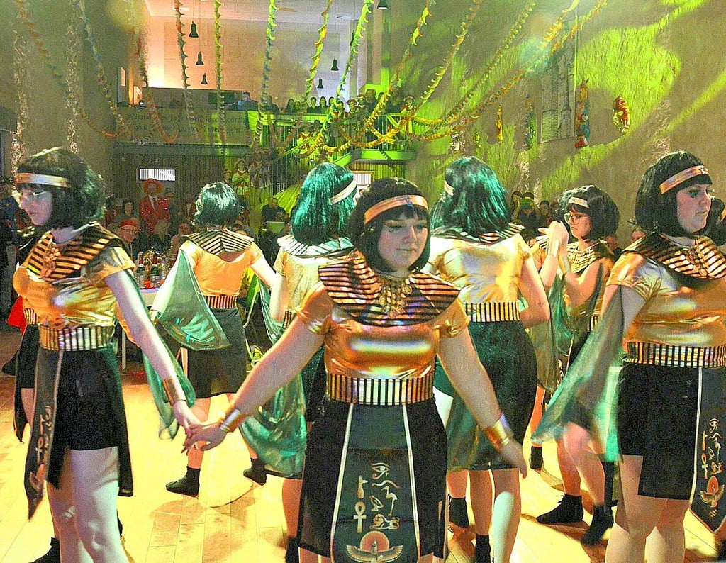 Ägyptischer Tanz mit aufwändiger Kostümierung und Illumination des Saals.