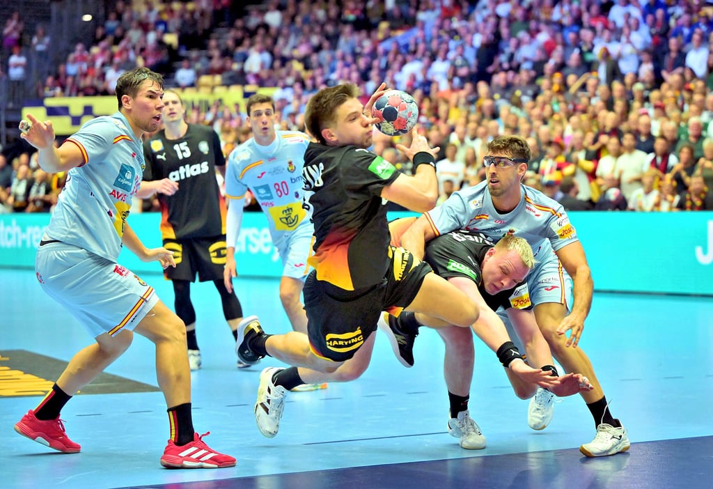 Renars Uscins setzt sich durch und markiert einen seiner acht Treffer gegen Spanien.