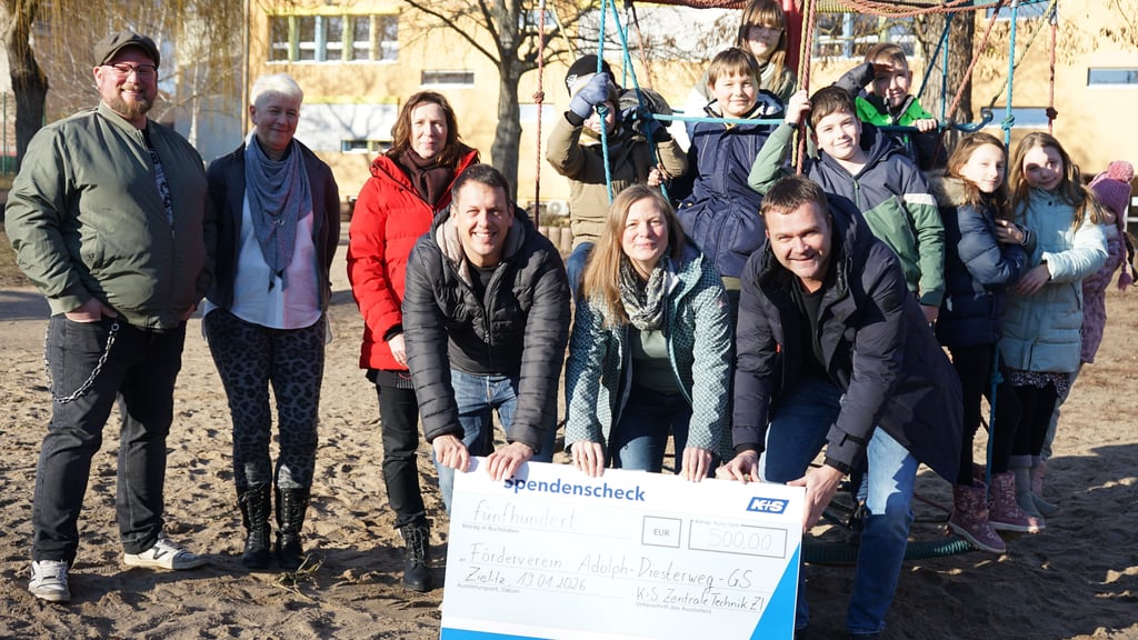 Hanna Köhler vom Förderverein der Diesterweg-Schule nimmt eine Spende entgegen. 