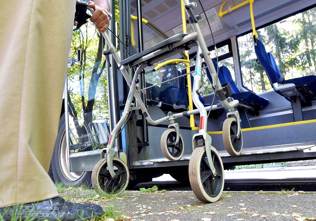 Mit dem Rollator hinein. Busse müssen barrierefrei sein, aber nicht die Bushaltestellen, sagt Thomas Schüler, Sachverständiger  aus Schönebeck. 