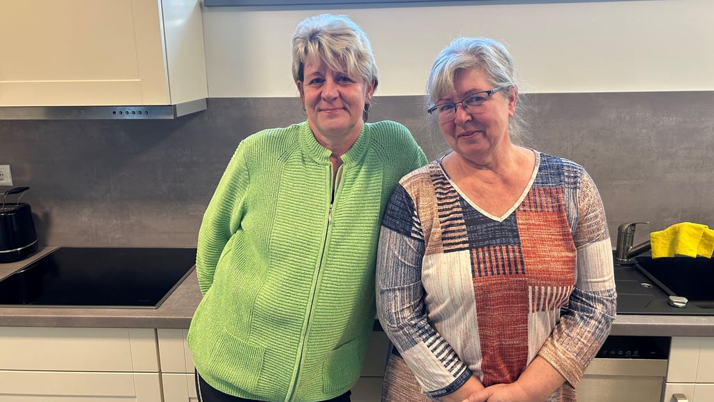 Die Nachbarschaftshelferinnen Simone Röhl (links) und Kerstin Kaufmann aus Magdeburg-Reform sind schon viele Jahre für Pflegebedürftige aktiv. 