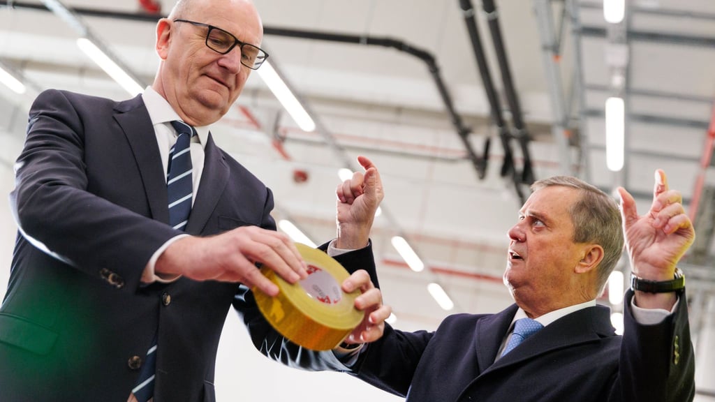 Dietmar Woidke (SPD), Ministerpräsident von Brandenburg, besucht Orafol.