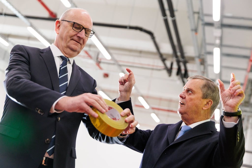 Dietmar Woidke (SPD), Ministerpräsident von Brandenburg, besucht Orafol.