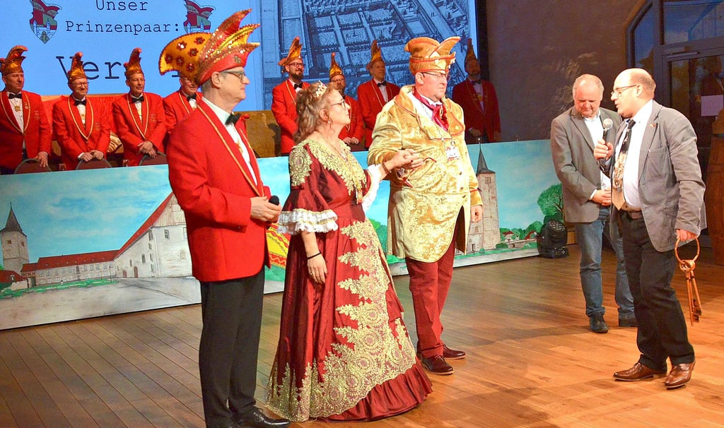 Schlüsselübergabe der Politik an die Hessener Narren. Von links: Olaf Keil, Vera und Maik Pätzold, Dirk Heinemann und Hans-Werner Goy. 