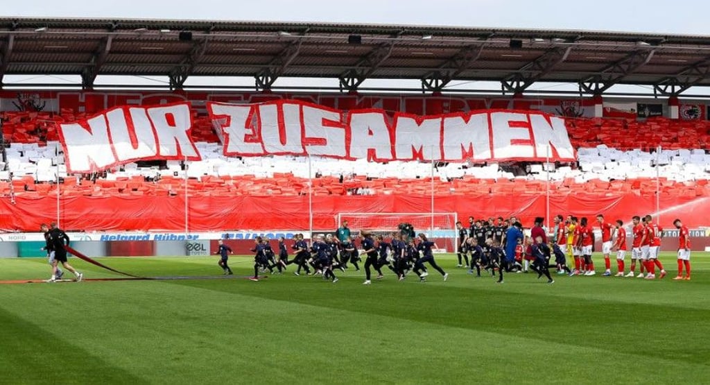 Zwei Mannschaften nach dem Einlaufen im HFC-Stadion - vorne die „Einlaufkinder“&nbsp;
