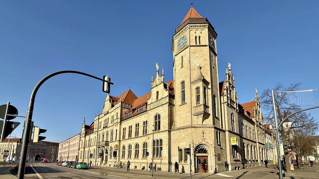 Von 1899 bis 1901 erbaut, wurde das  ehemalige Hauptpostamt in Dessau-Roßlau seither durchgehend für postalische Zwecke genutzt.