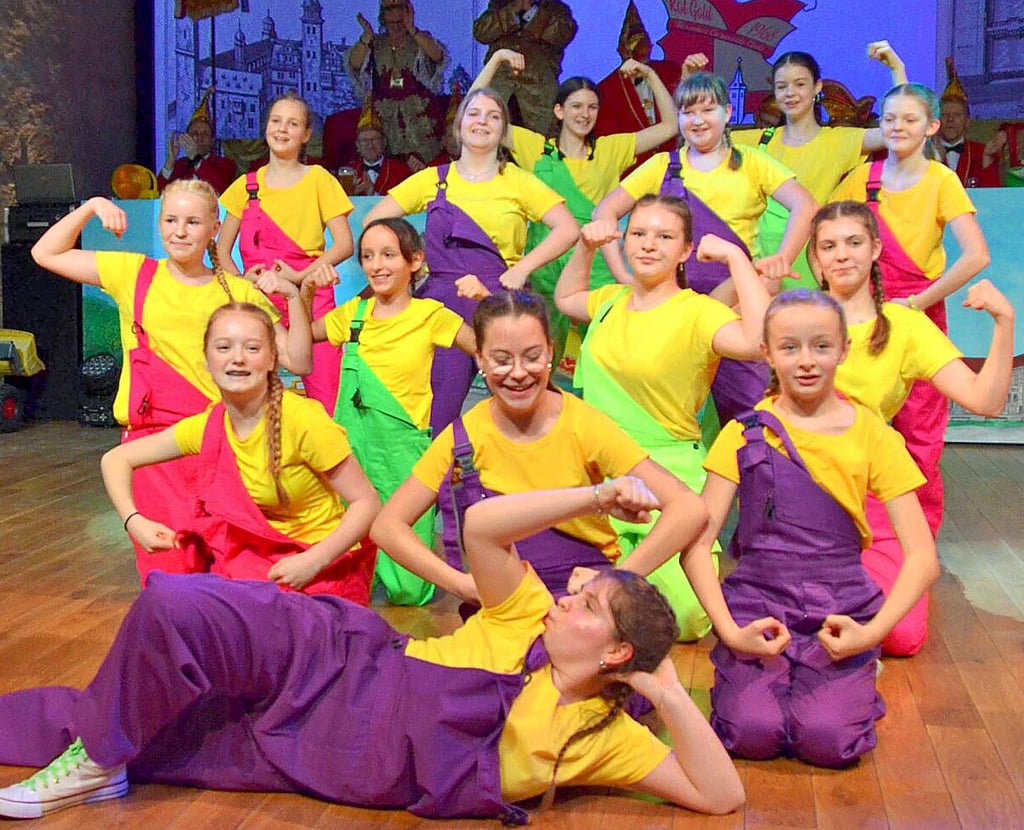 Zupackende Mädels der Prinzengarde beim Bauarbeiter-Tanz.