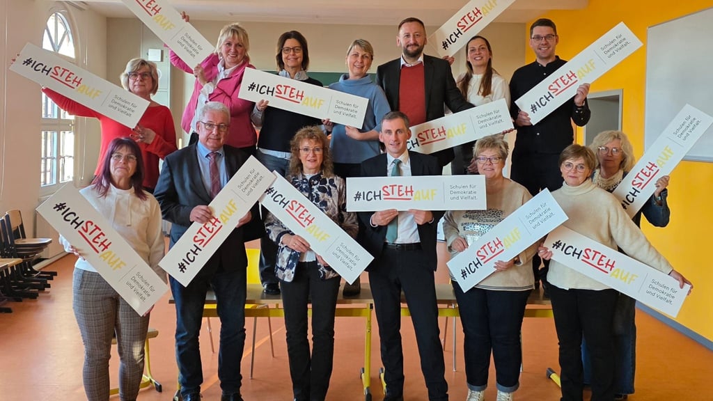 Startschuss für neues Netzwerk! Unten von links nach rechts: Frau A. Haberzettel (GS Löderburg), Herr Schmidt (Gymnasium Staßfurt), Frau Frank (Gemeinschaftsschule Staßfurt), Bildungsminister Riedel (CDU), Frau König (GS Hecklingen), Frau Schatz (GS Wolmirsleben), Frau Hoppe (GS Nord Staßfurt). Oben von links nach rechts: Frau K. Hartmann (GS L. Uhland), Frau Dr. A. Wolters (Landesschulamt MD), Frau S. Krug (Förderschulzentrum Wolmirsleben), Frau G. Lange (GS Förderstedt), Herr S. Rosomkewicz (Mitglied des Landtags), Frau S. Haberzettel (GS Westeregeln), Herr T. Karnstedt (Förderschule Staßfurt).