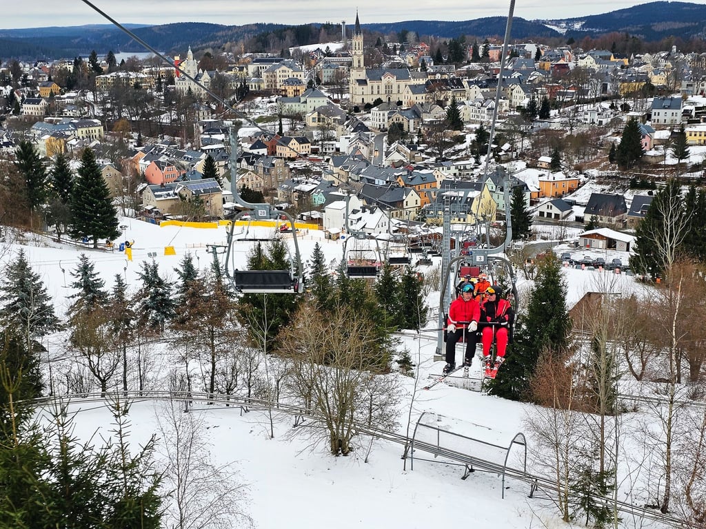 Zum Start in das Wochenende bleibt das Wetter heiter und trocken. (Symbolbild)