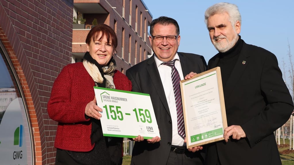 GWG-Chefin Jana Kozyk, Lena-Geschäftsführer Marko Mühlstein und Landesenergieminister Armin Willingmann (v.l.) bei der Übergabe der "grünen Hausnummer" in Halle.