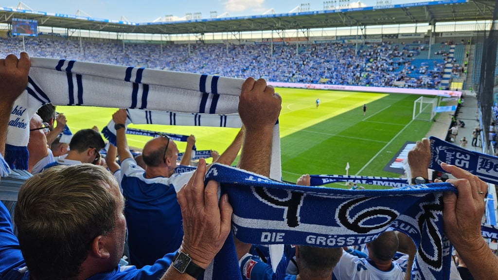 FCM-Fans in der Avnet-Arena in Magdeburg.