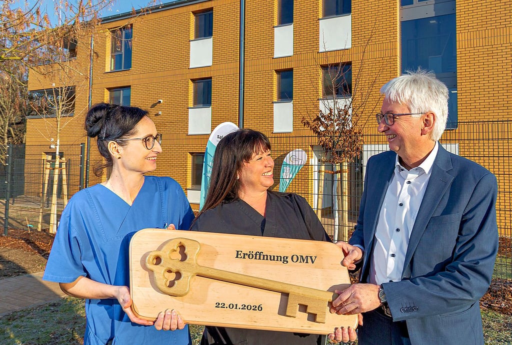 Staatssekretär Wolfgang Beck übergab einen symbolischen Schlüssel an Stationsleiterin Claudia Souschek (Mitte) und ihre Stellvertreterin Diana Pietsch.