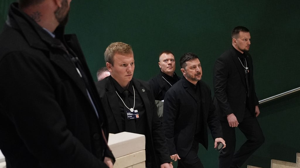 Der ukrainische Staatschef Selenskyj spricht in Davos mit US-Präsident Donald Trump.