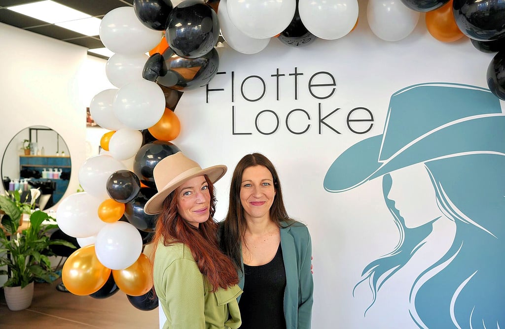 Friseurmeisterin Sabrina Greif (links) hat sich mit der „Flotten Locke“ in der Bismarckstraße in Stendal selbstständig gemacht. Mit ihr im Salon arbeitet ihre langjährige Freundin und Kollegin Ivonne Deliga.