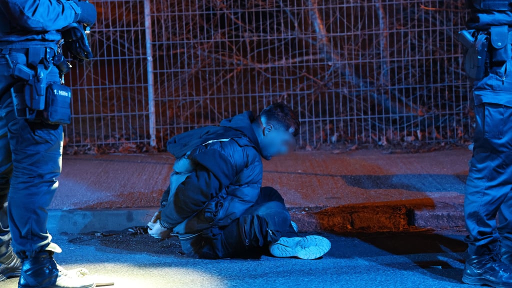 Mit Handschellen gefesselt saß der zuvor vor der Polizei geflüchtete Fahrer auf dem Boden. 