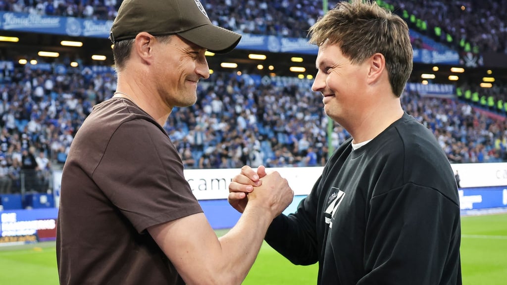 Schätzen sich: FC St. Paulis Cheftrainer Alexander Blessin (l) und sein HSV-Kollege Merlin Polzin. (Archivbild)