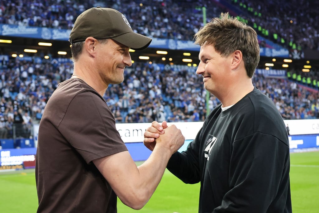 Schätzen sich: FC St. Paulis Cheftrainer Alexander Blessin (l) und sein HSV-Kollege Merlin Polzin. (Archivbild)