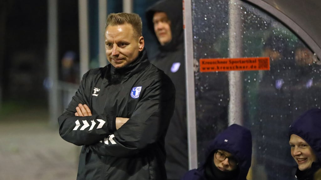 Mit Platz drei ist es für Nico Koch und die Damen des 1. FC Magdeburg noch nicht getan.