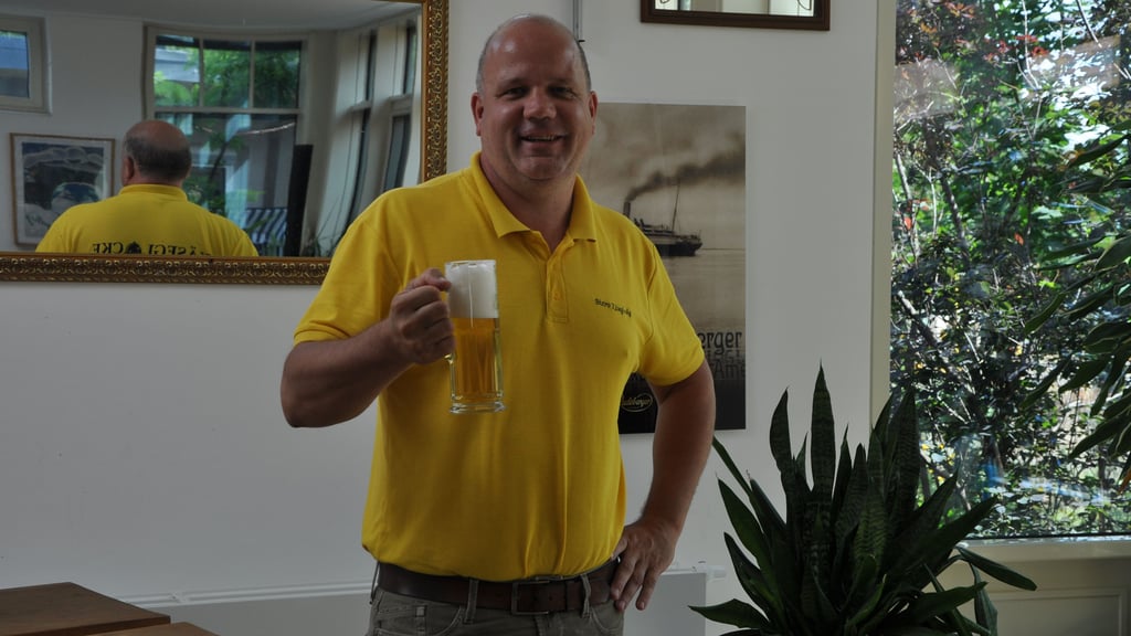 Kultimbiss an der Berliner Chaussee, Ecke Herrenkrugstraße: die Käseglocke. Wirt und Betreiber Lars Ewert, hier im neuen Anbau, schenkt seinen Gästen gern ein frisches Bier aus.