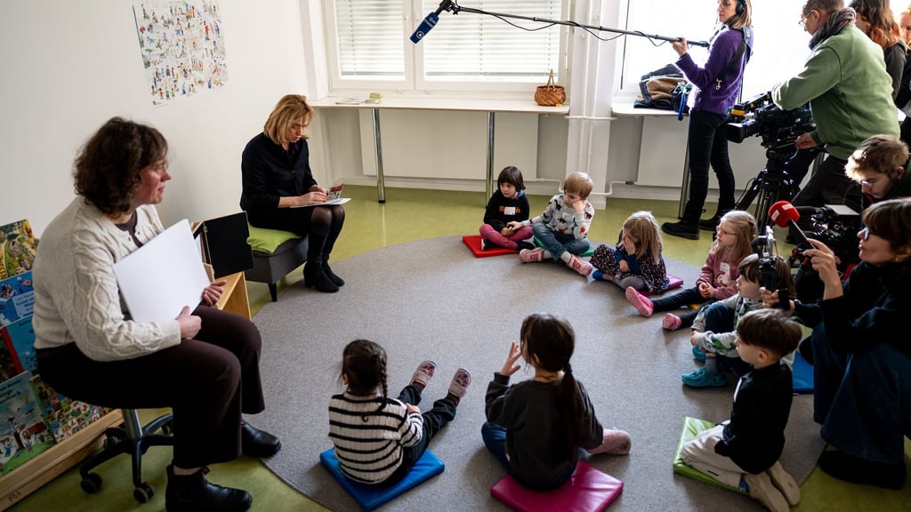 Bildungsministerin Karin Prien ist zum Vorlesen in eine Kita in Berlin-Kreuzberg gekommen.