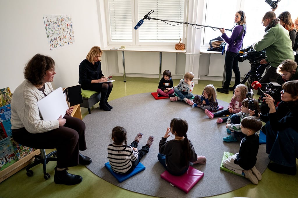 Bildungsministerin Karin Prien ist zum Vorlesen in eine Kita in Berlin-Kreuzberg gekommen.