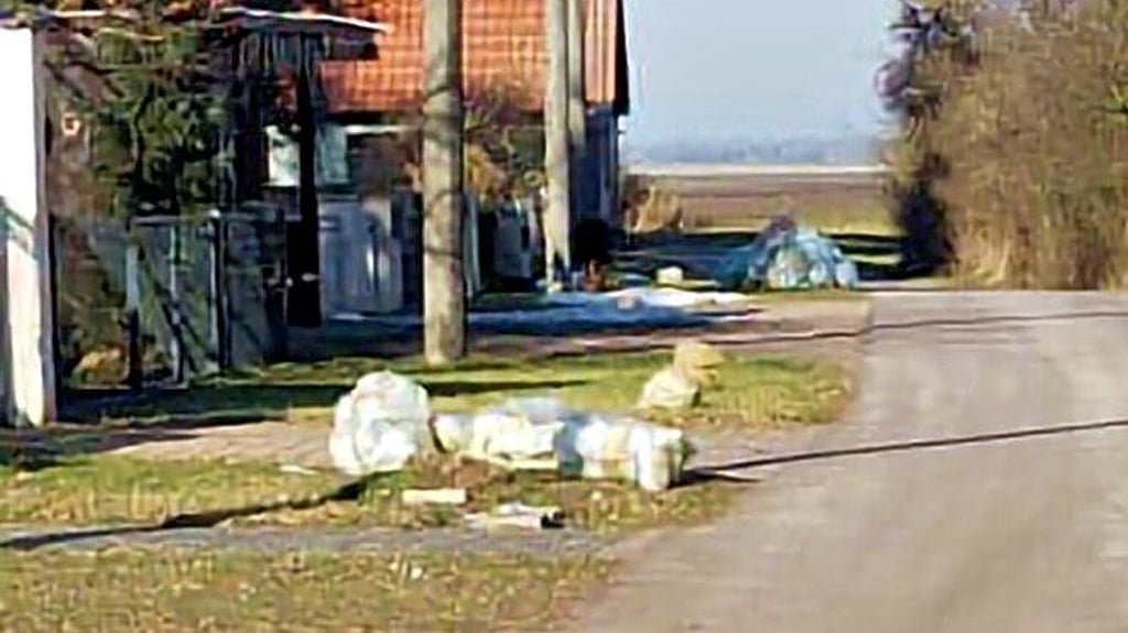 In Teilen Libehnas in Anhalt-Bitterfeld waren die Säcke auch am Mittwoch noch da.