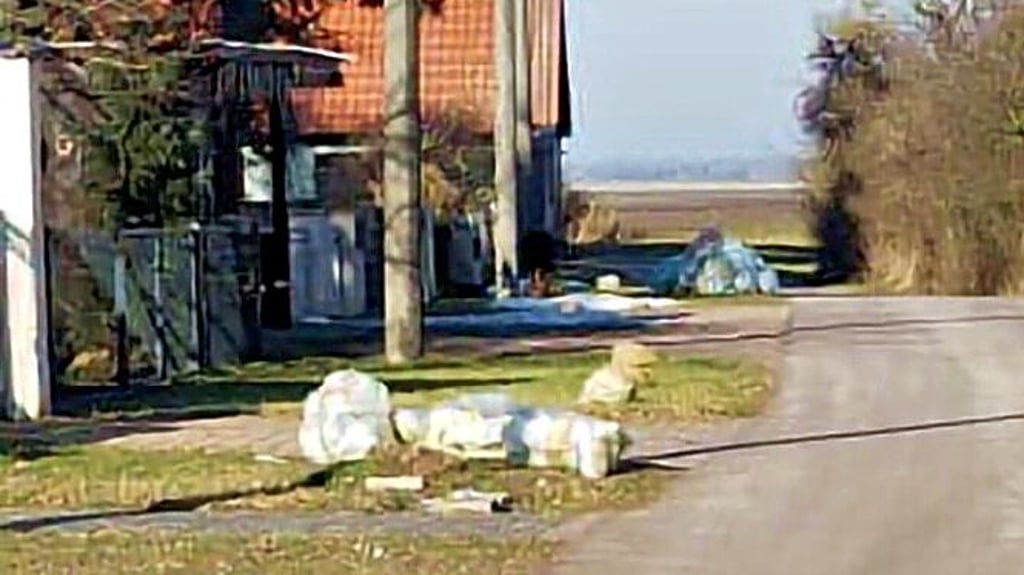 In Teilen Libehnas in Anhalt-Bitterfeld waren die Säcke auch am Mittwoch noch da.