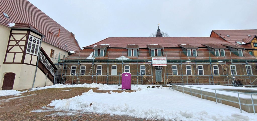Das Hospital vom Innenhof fotografiert. Der eingerüstete zweite Flügel soll optisch dem sanierten ersten (links) angepasst werden. Durch Wasser, das durch die Gauben  eindrang, gibt es viele Schäden im Gebäude. 