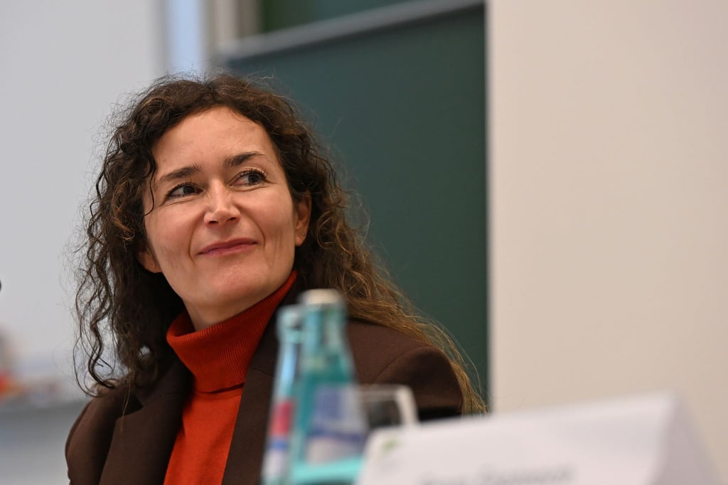 Sachsens Justizministerin Constanze Geiert (CDU) will keine strafrechtliche Verfolgung gegen verbotene Symbole an Schulen.