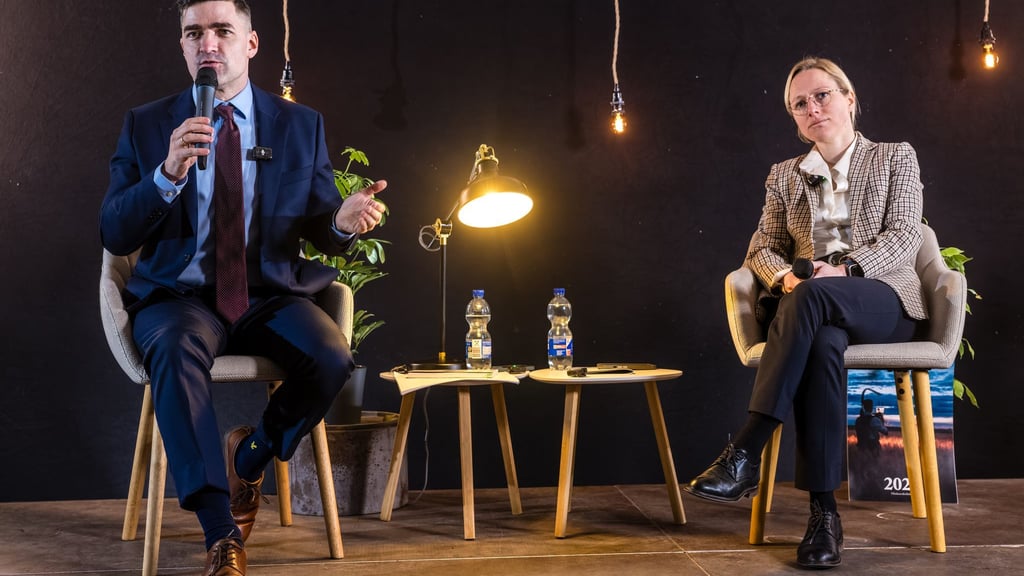 Der Rechtsextremist Martin Sellner ist für einen Vortrag über die sogenannte Remigration nach Brandenburg gekommen - im Beisein der AfD-Landtagsabgeordneten Lena Kotré. (Archivbild)