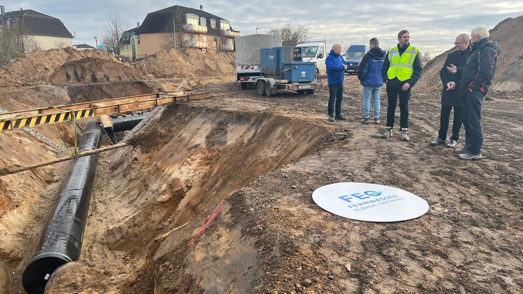 Gerade wird an der Hauptleitung der Fernwasserversorgung Elbaue-Ostharz im Bereich Wolfen-Reuden-Thalheim gebaut.