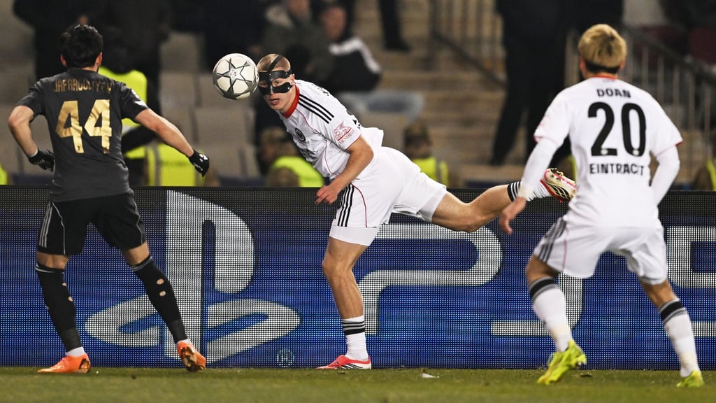Mit Maske und zwei Veilchen: Kristensen beim Gastspiel in Baku.