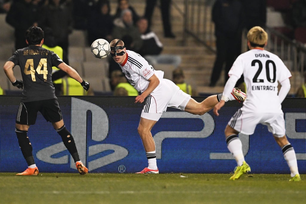 Mit Maske und zwei Veilchen: Kristensen beim Gastspiel in Baku.