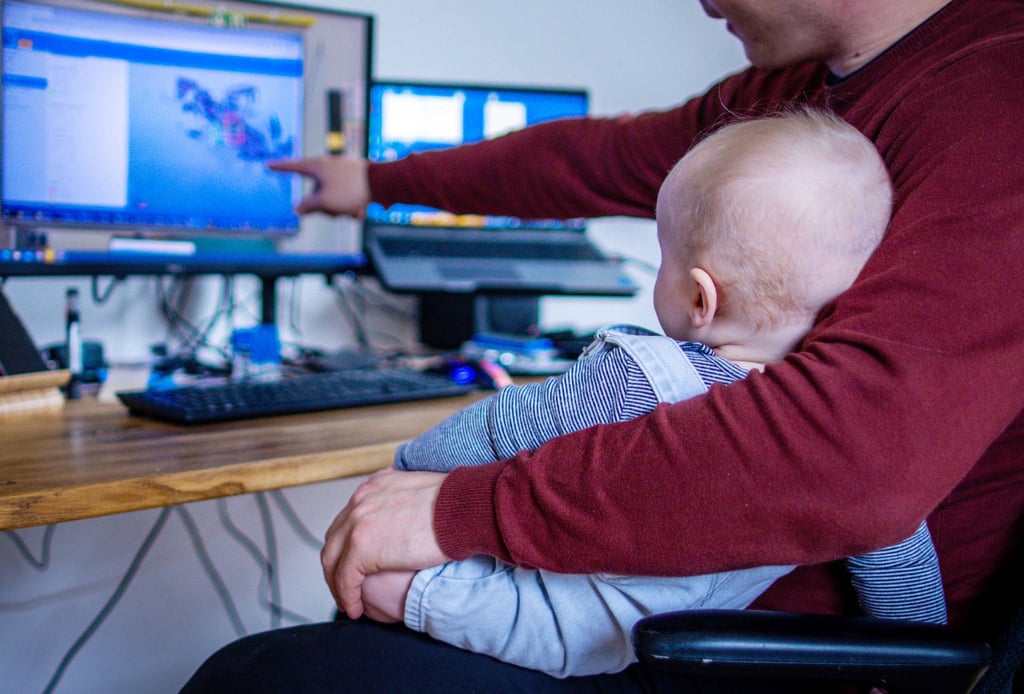 Sicher nicht ganz einfach: Ein junger Vater arbeitet im Homeoffice mit seinem Sohn. (Symbolbild)