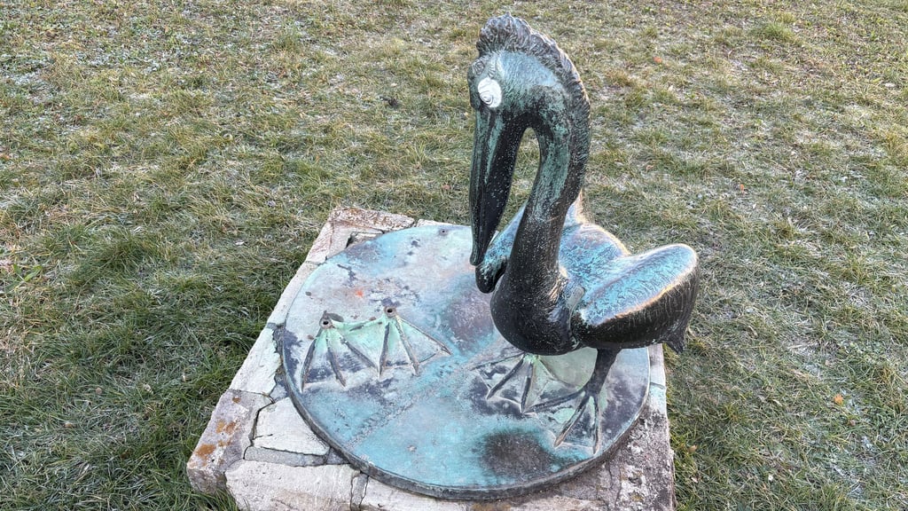 Pelikan von Otto Leibe an der Diesterwegstraße - einer fehlt.