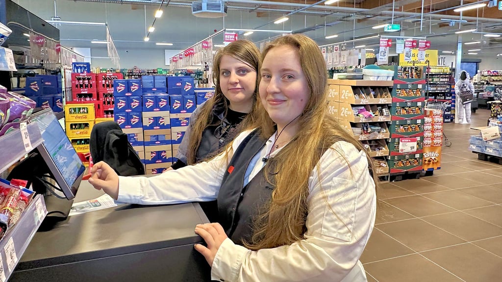  Stefanie Stranz (23 Jahre), links, und Nancy Heinicke (25) gehören zum Rewe-Team. Sie unterstützen unter anderem an den Selbstbedienungskassen.