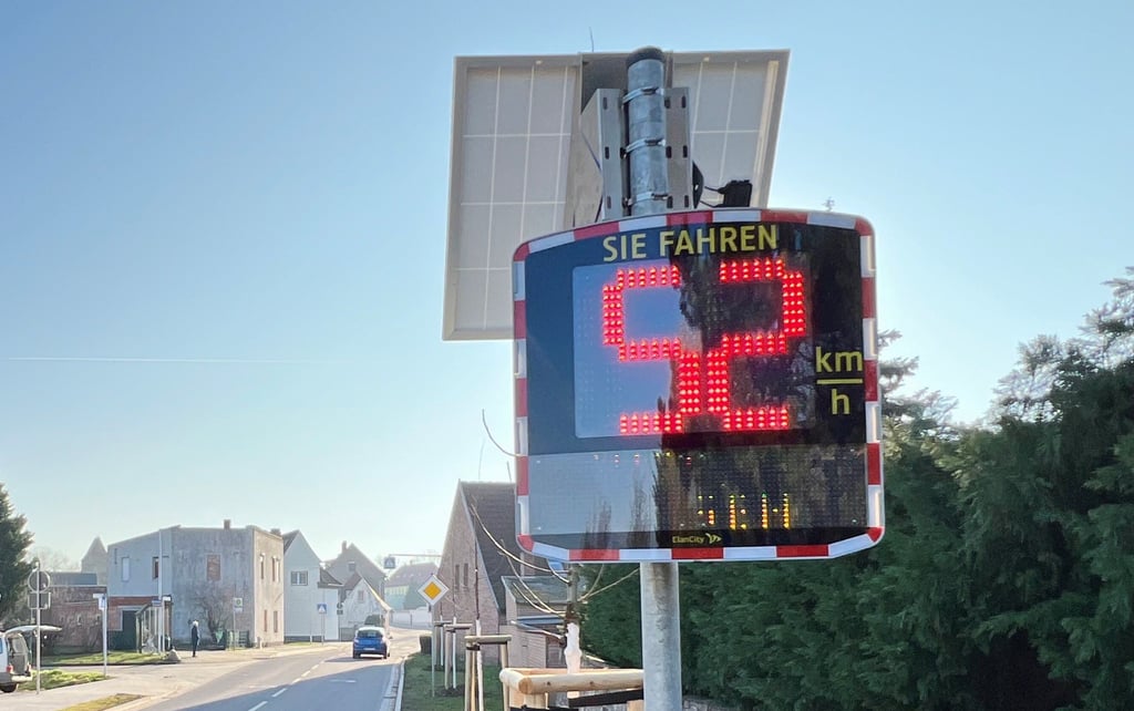 Gleich mehrere solcher Geschwindigkeitsmesstafeln, wie sie hier im Raum Könnern installiert worden sind, sollen bald auch in der Einheitsgemeinde Kalbe stehen.