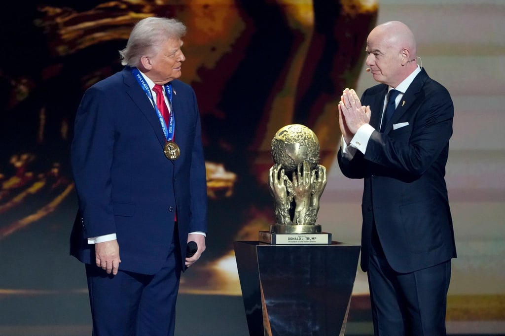 FIFA-Präsident Infantino (r.) lobt US-Präsident Trump bei der WM-Auslosung. (Archivbild)
