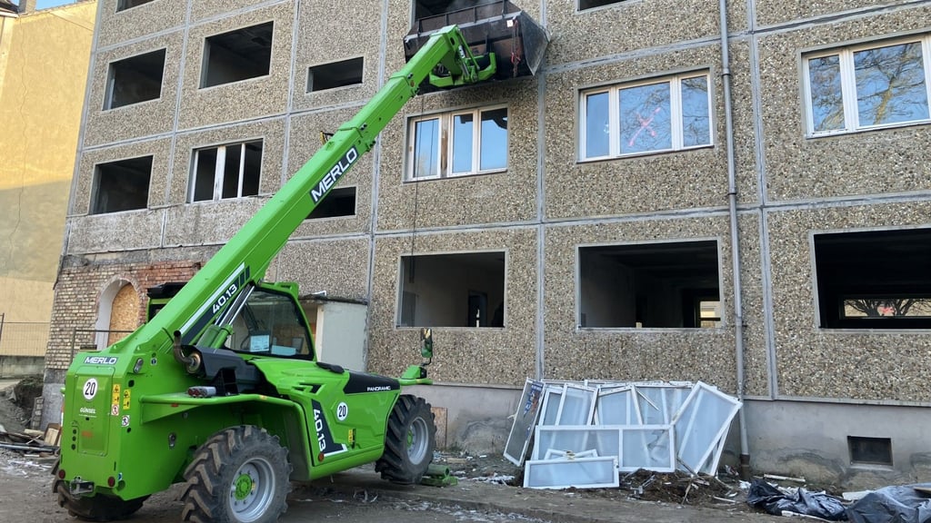 Die Abbrucharbeiten am Plattenbau in der Nikolaistraße sind bereits in vollem Gange.