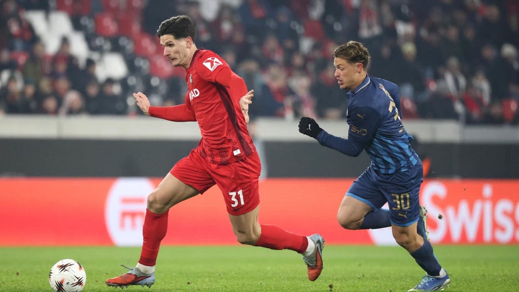 Igor Matanovic (l.) gehörte zu den auffälligsten Freiburgern - und traf.