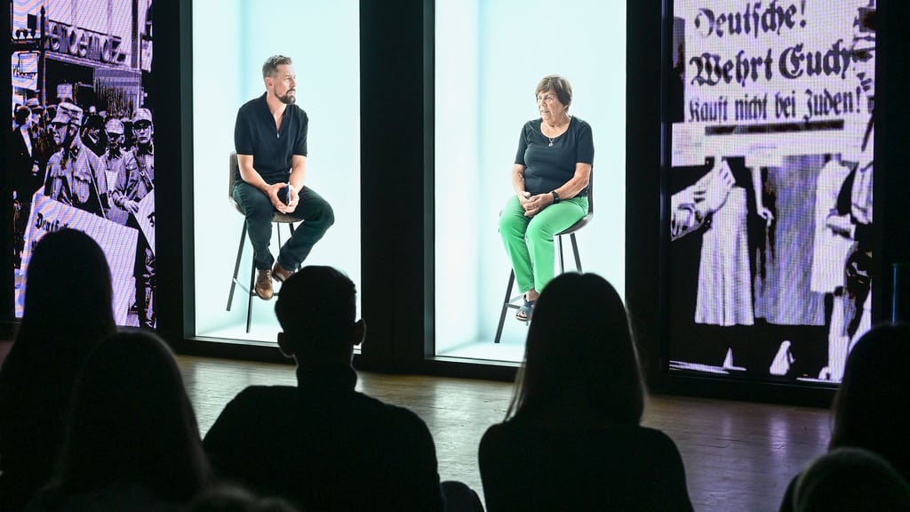 In Hologramm-Videos unterhalten sich Moderator Klaas Heufer-Umlauf und die Holocaust-Überlebende Ruth Winkelmann.