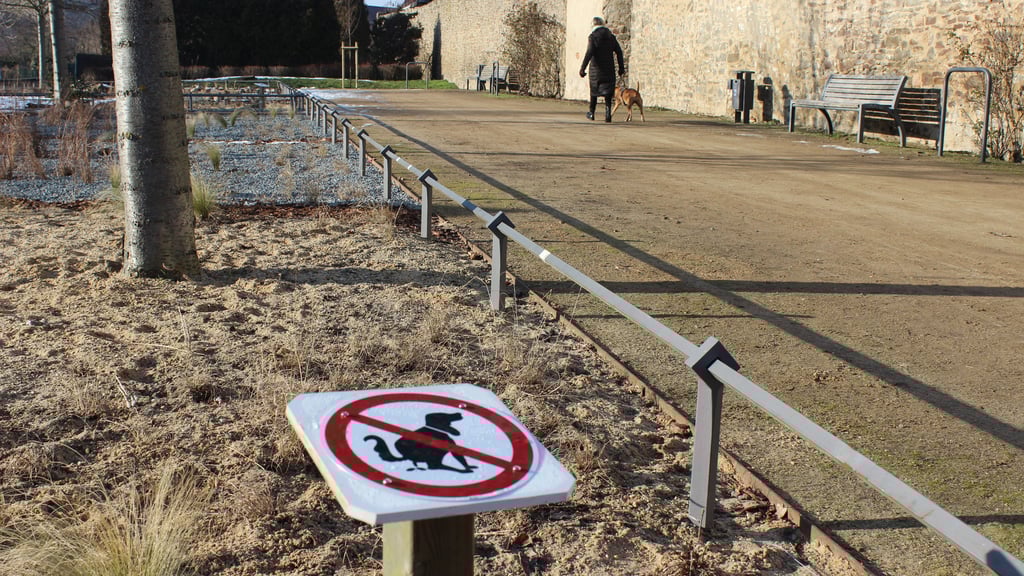 Weil immer wieder Hundehaufen im Klimaschaubeet landen, hat die Stadt Haldensleben jetzt Schilder aufgestellt.