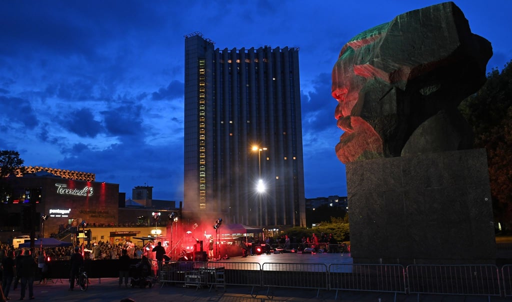 Blick auf das Congress Hotel unweit des Karl-Marx-Monuments in Chemnitz (Archivbild)