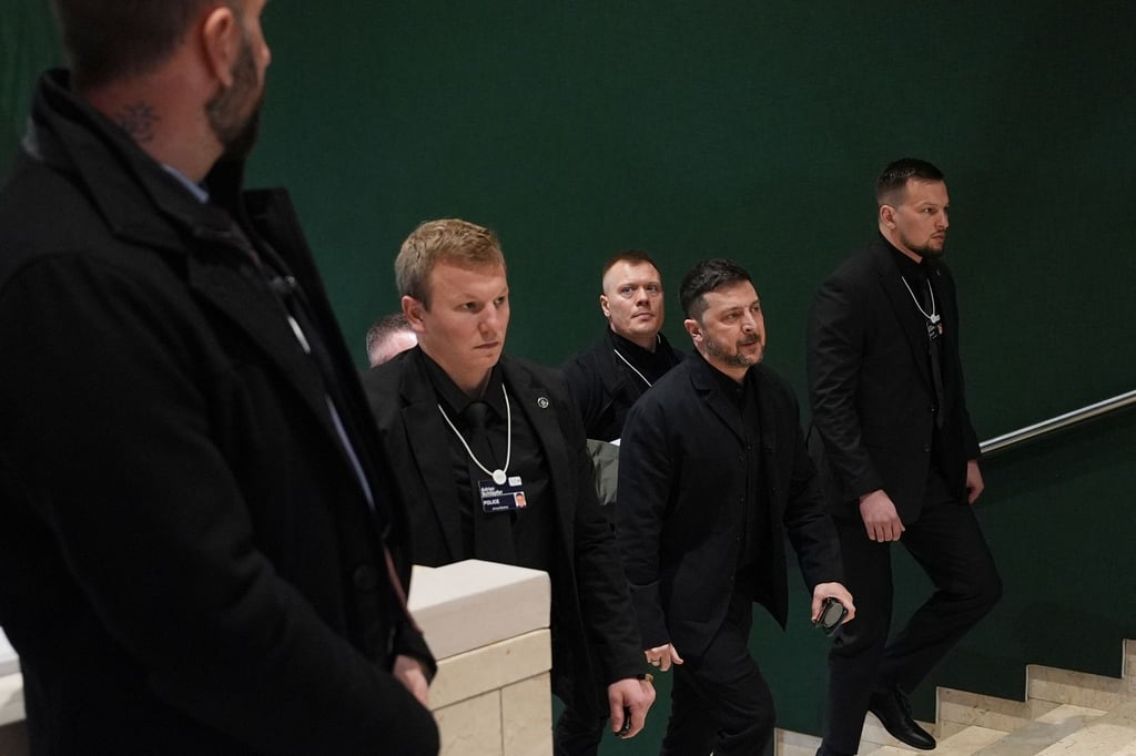 Der ukrainische Präsident Selenskyj in Davos, wo er sagte, dass Vertreter der USA, der Ukraine und Russlands über Bedingungen für ein Ende des Ukraine-Krieges reden wollen.