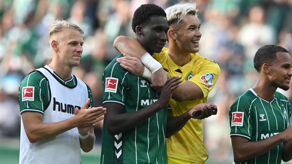 Großer Jubel nach dem Hinspiel: Werders Karim Coulibaly traf spät zum 3:3 gegen Leverkusen.