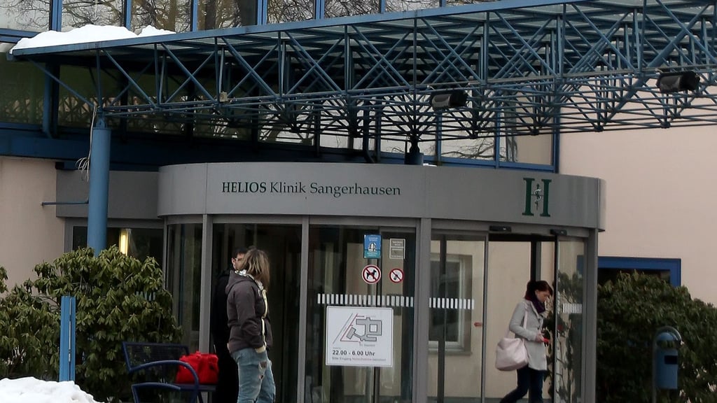 Blick auf den Eingangsbereich der Sangerhäuser Helios-Klinik. Der 61-Jährige erschlich sich hier mit falschen Daten eine längere Behandlung. 